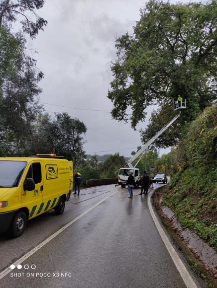 Trabalhos de limpeza de gasóleo na via e de escoramento de poste