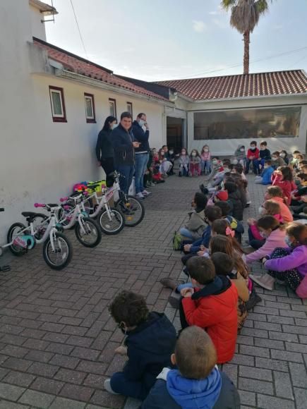 Entrega de "presentes" aos meninos e meninas da EB1 de Travassô.
