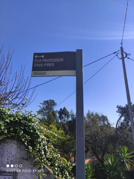 Aplicação de placas toponímia