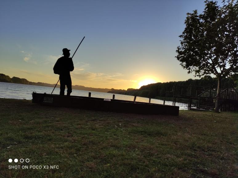 Escultura: O homem barqueiro e a sua bateira