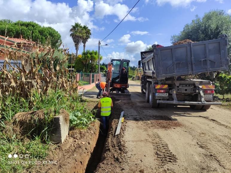 Instalação de águas pluviais na rua da Rigueira