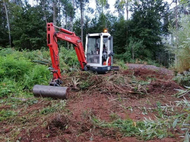  Trabalhos de limpeza de mais uma vala hidráulica